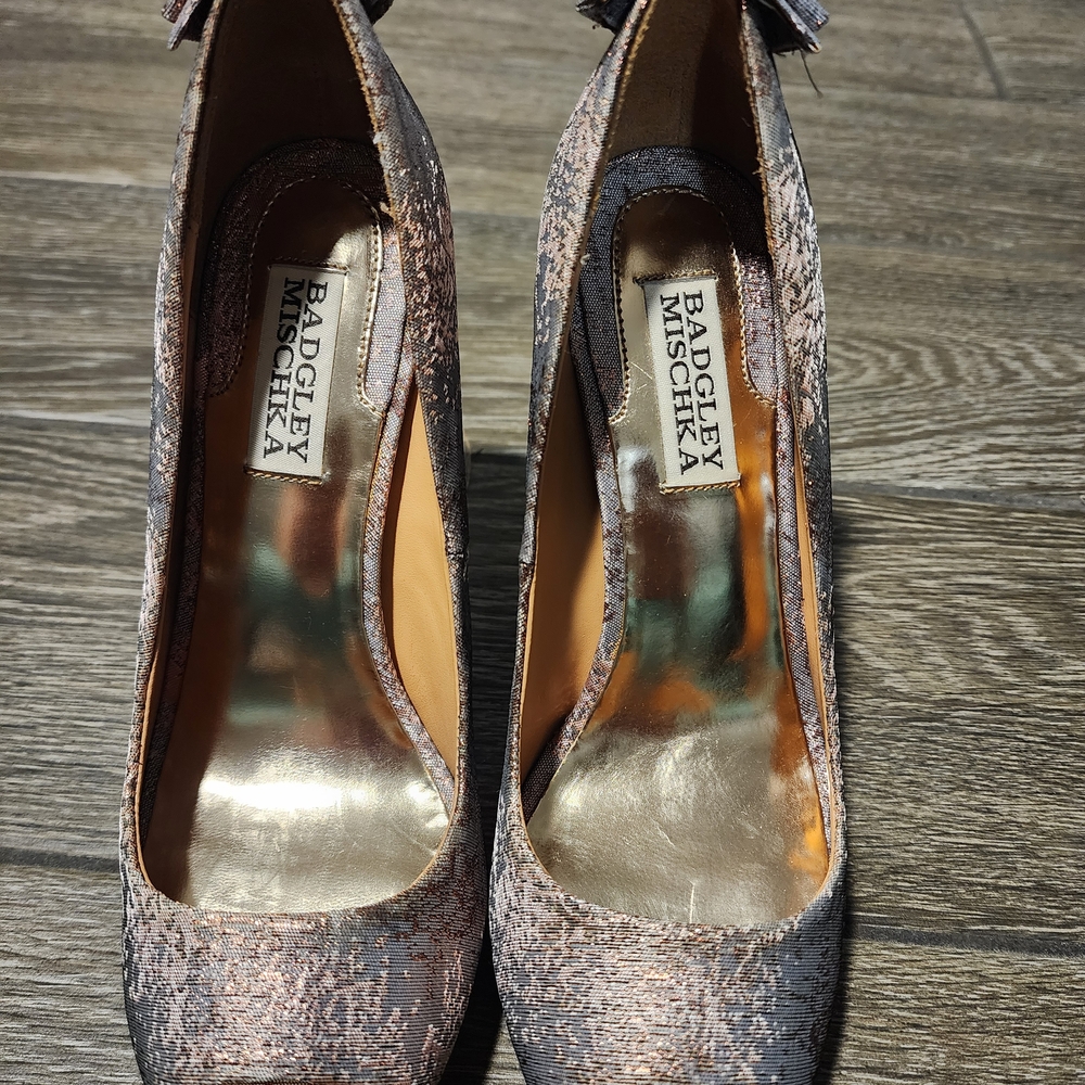 Badgley Mischka Women's Black and Gold Heels